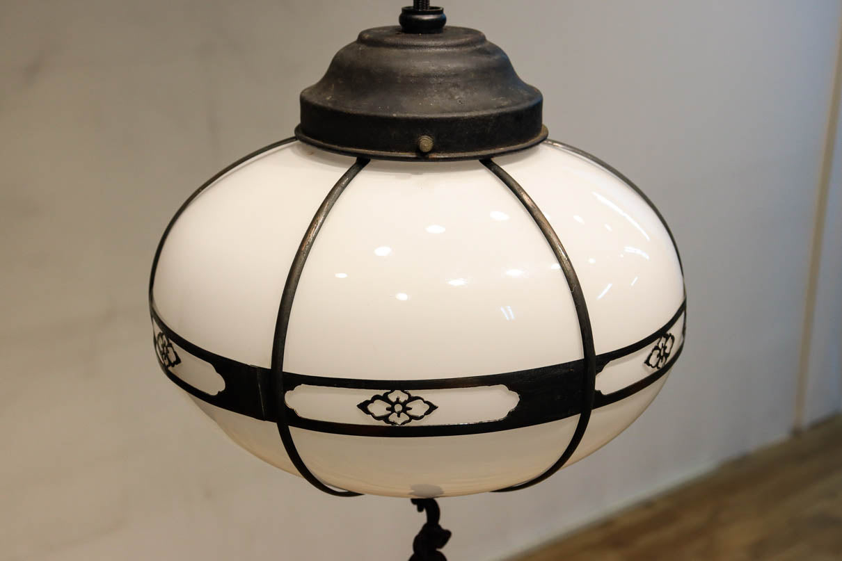 可愛らしい菊菱装飾金具を纏う雪洞型の電笠　DC8757