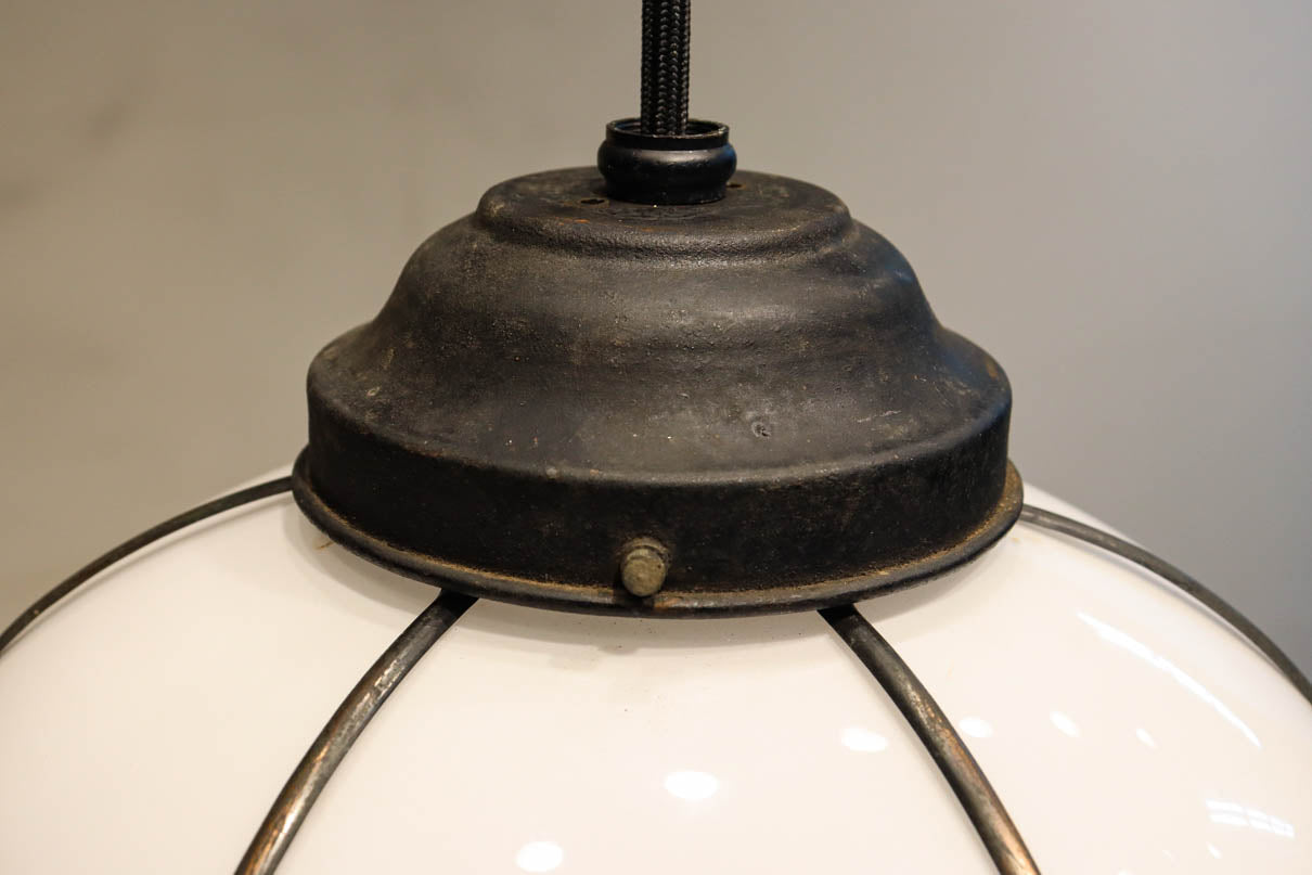 可愛らしい菊菱装飾金具を纏う雪洞型の電笠　DC8757