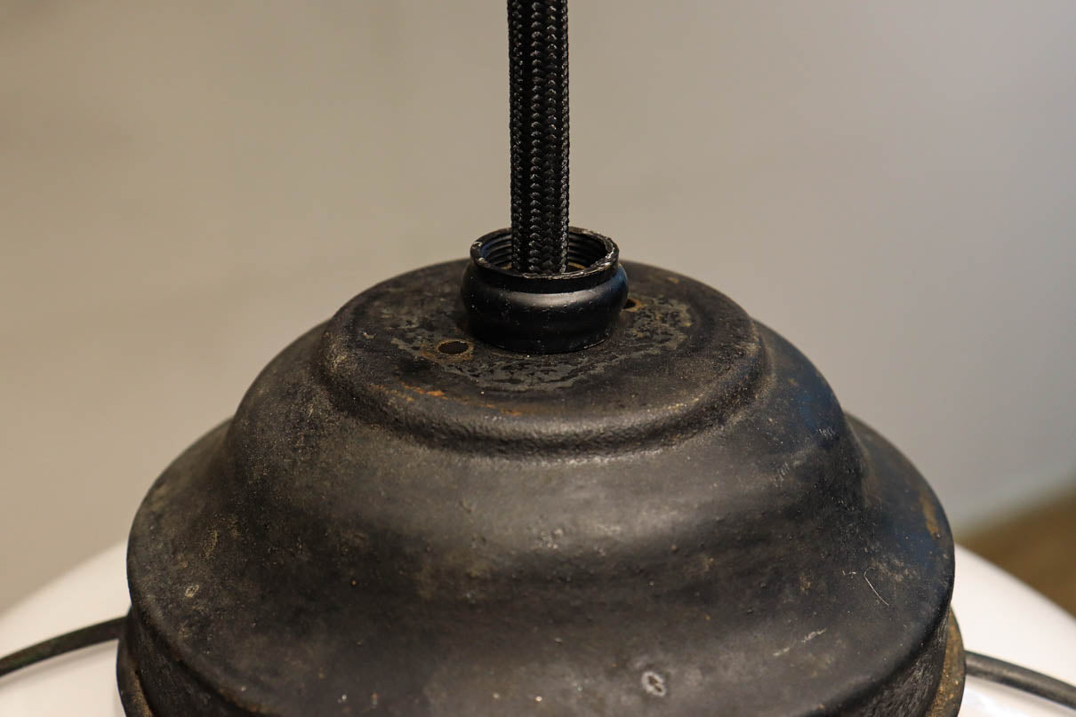 可愛らしい菊菱装飾金具を纏う雪洞型の電笠　DC8757