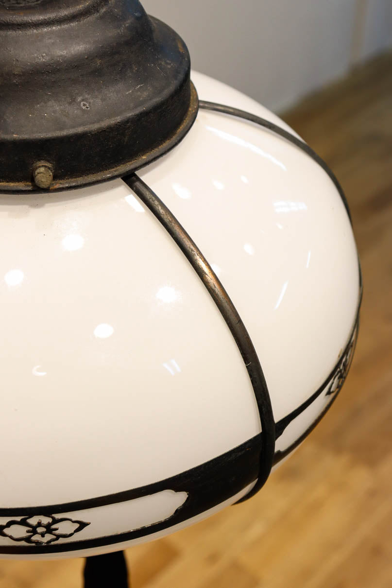 可愛らしい菊菱装飾金具を纏う雪洞型の電笠　DC8757