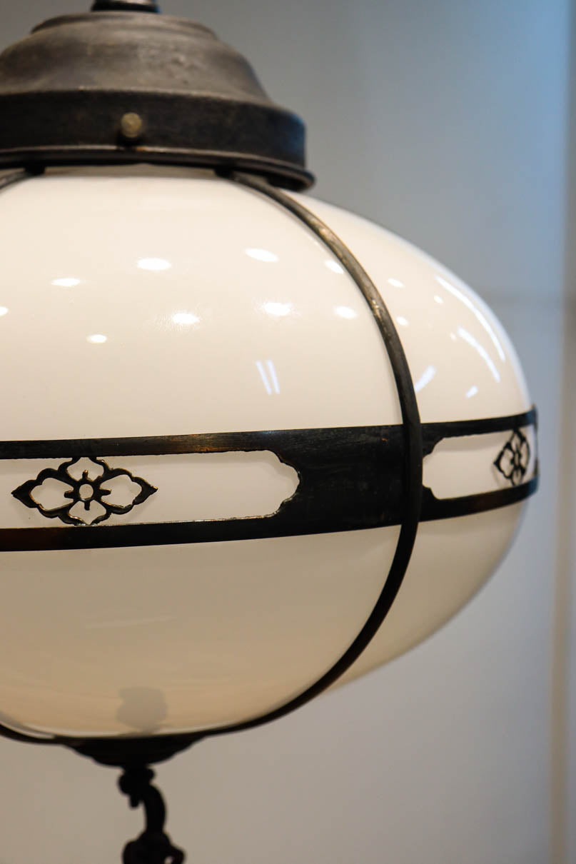 可愛らしい菊菱装飾金具を纏う雪洞型の電笠　DC8757