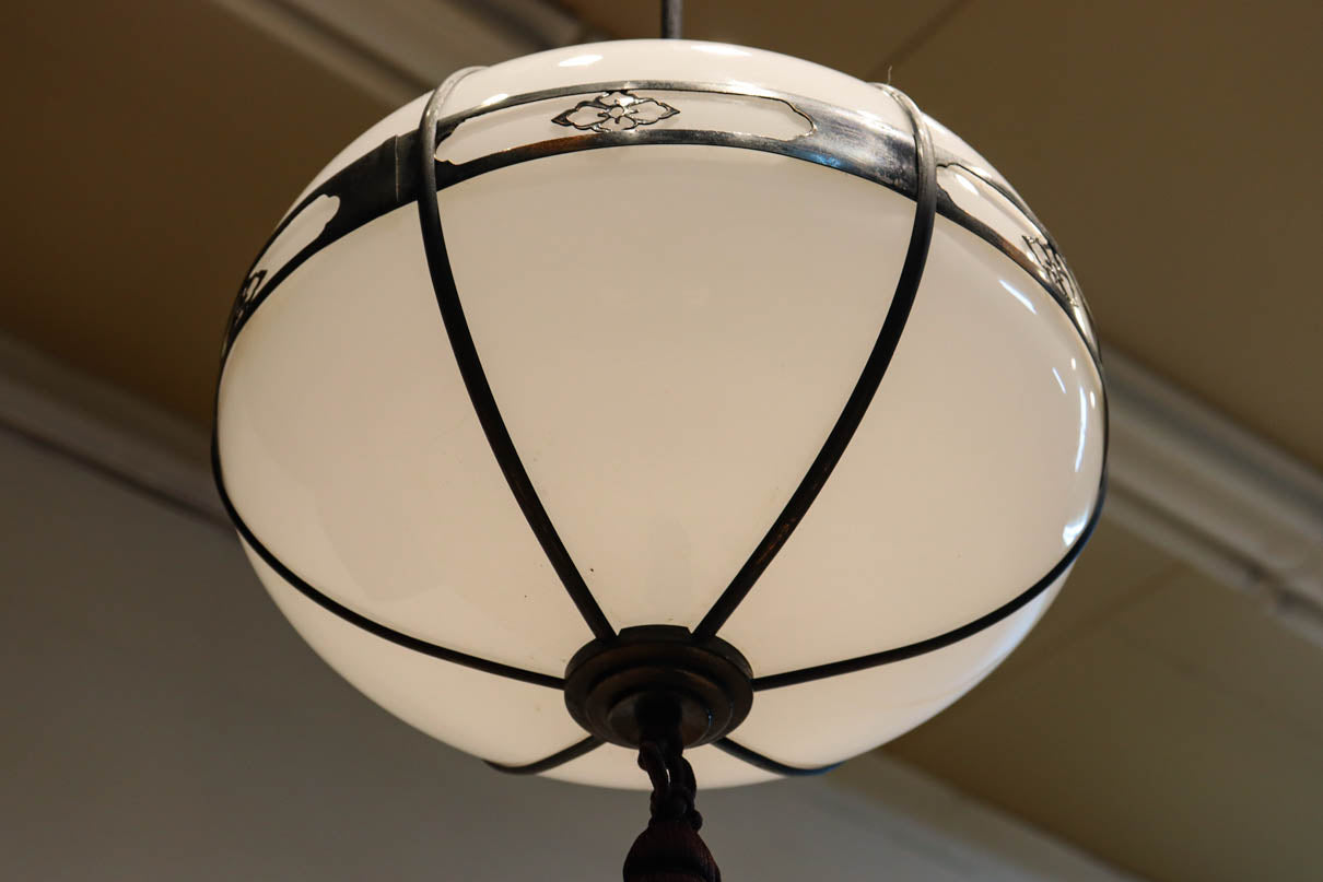 可愛らしい菊菱装飾金具を纏う雪洞型の電笠　DC8757