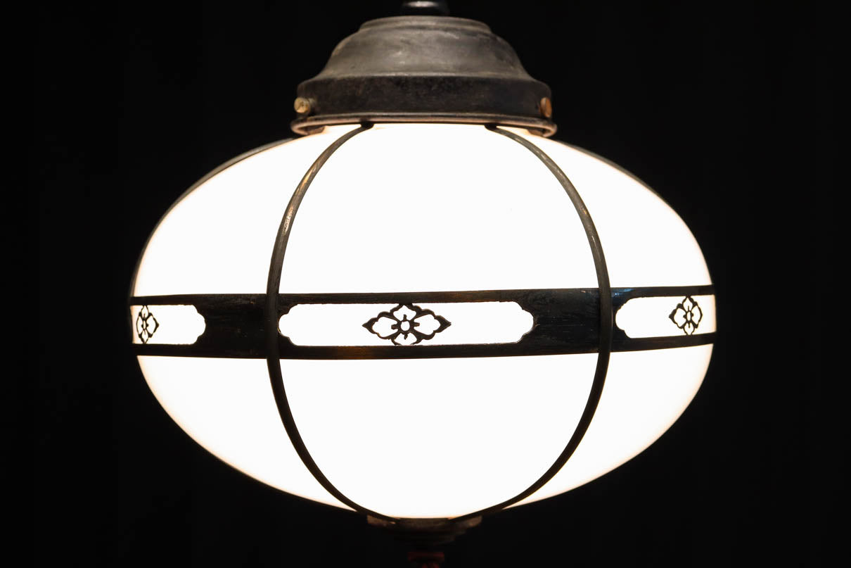 可愛らしい菊菱装飾金具を纏う雪洞型の電笠　DC8757