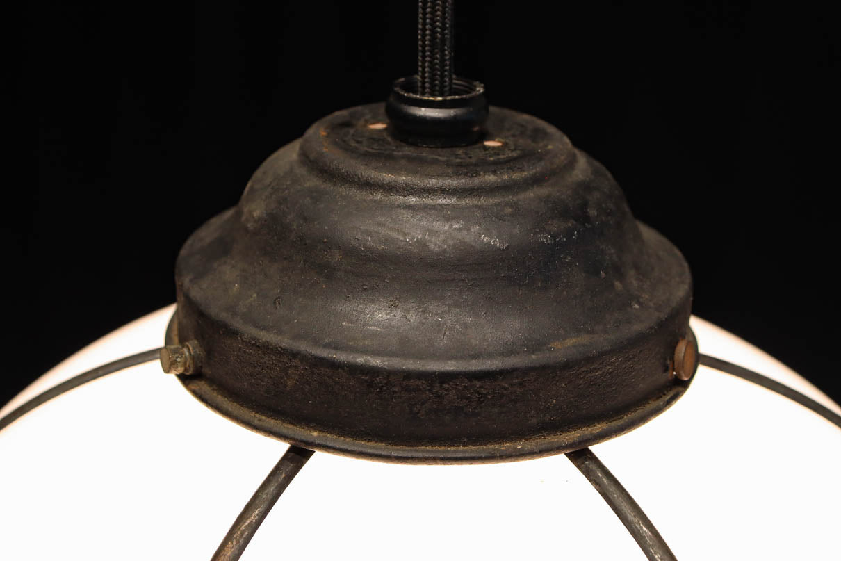 可愛らしい菊菱装飾金具を纏う雪洞型の電笠　DC8757