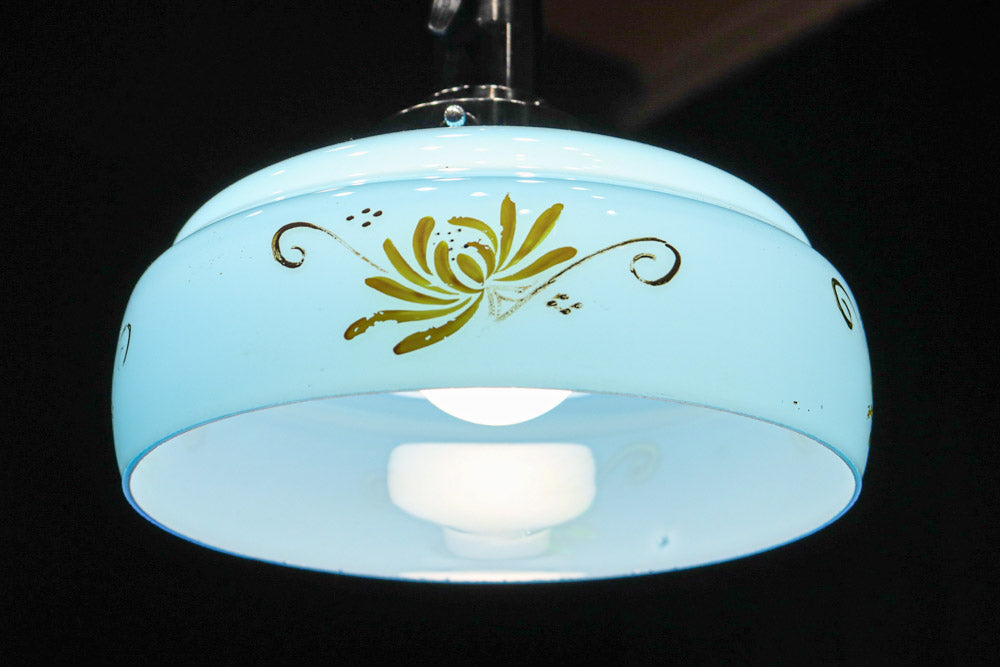 黄色の花模様が幻想的に浮かぶブルーガラスの電笠 DC8760 – 古福庵