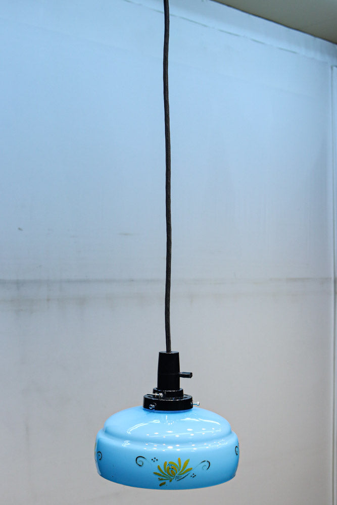 黄色の花模様が幻想的に浮かぶブルーガラスの電笠　DC8760