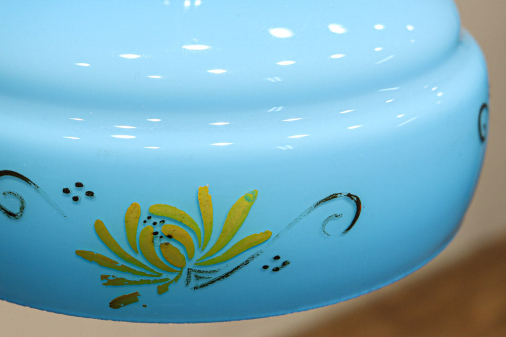 黄色の花模様が幻想的に浮かぶブルーガラスの電笠 DC8760 – 古福庵