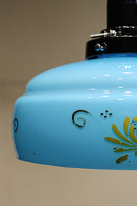 黄色の花模様が幻想的に浮かぶブルーガラスの電笠　DC8760