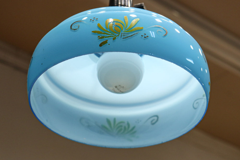 黄色の花模様が幻想的に浮かぶブルーガラスの電笠 DC8760 – 古福庵