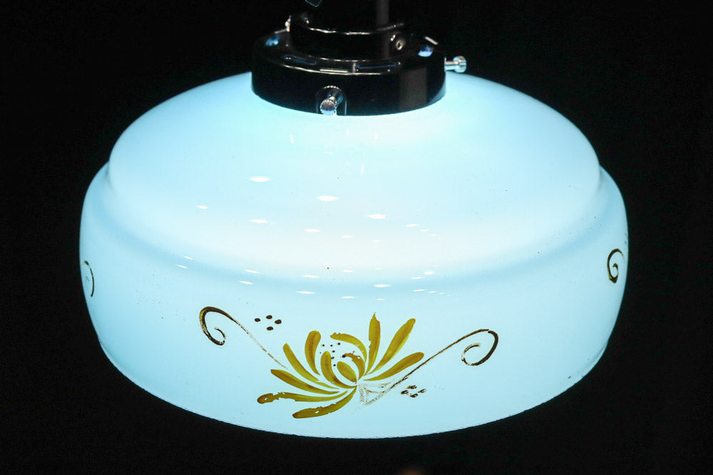 黄色の花模様が幻想的に浮かぶブルーガラスの電笠 DC8760 – 古福庵