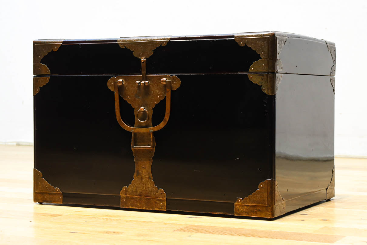 黒漆と繊細な模様入り装飾金具で風情ある挟み箱　DC8766