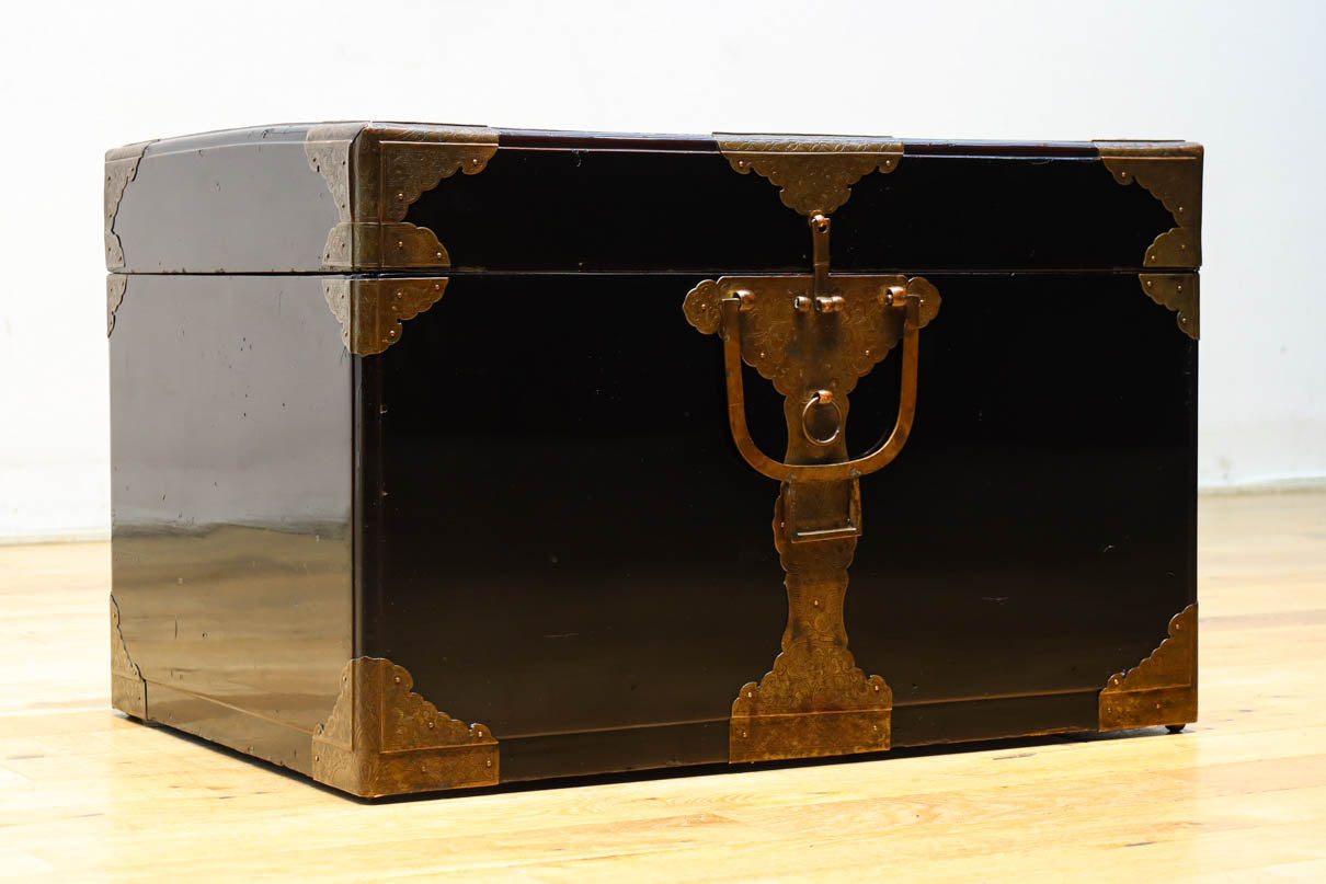 黒漆と繊細な模様入り装飾金具で風情ある挟み箱　DC8766