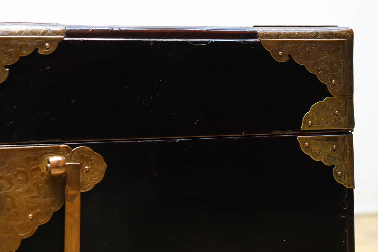 黒漆と繊細な模様入り装飾金具で風情ある挟み箱　DC8766