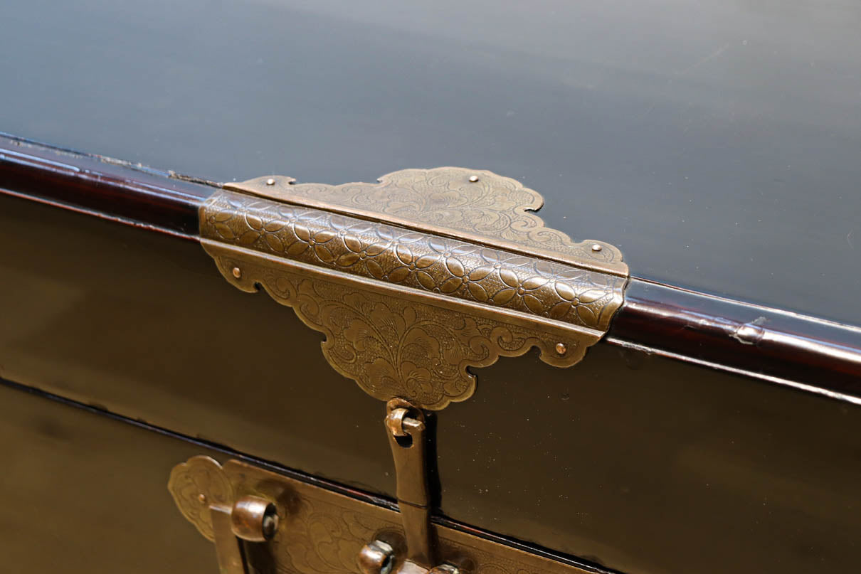 黒漆と繊細な模様入り装飾金具で風情ある挟み箱　DC8766