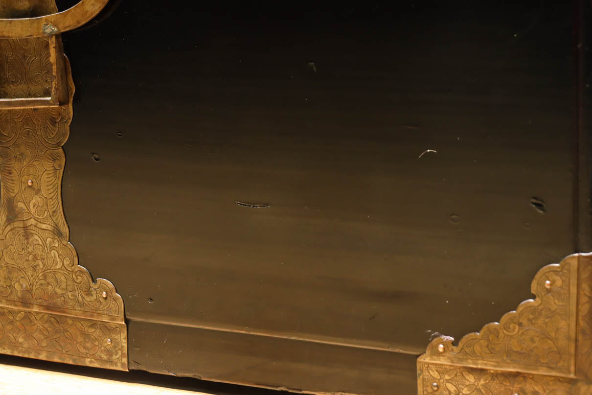 黒漆と繊細な模様入り装飾金具で風情ある挟み箱　DC8766