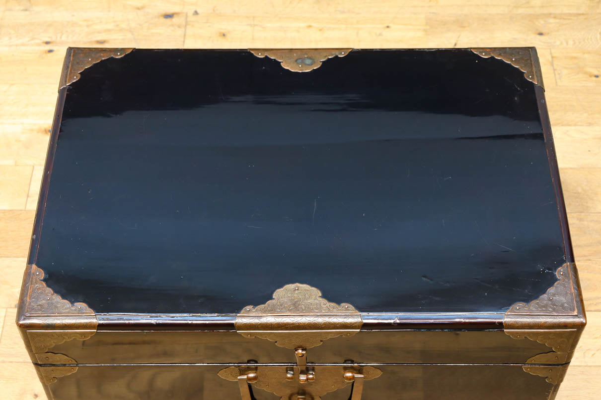 黒漆と繊細な模様入り装飾金具で風情ある挟み箱　DC8766