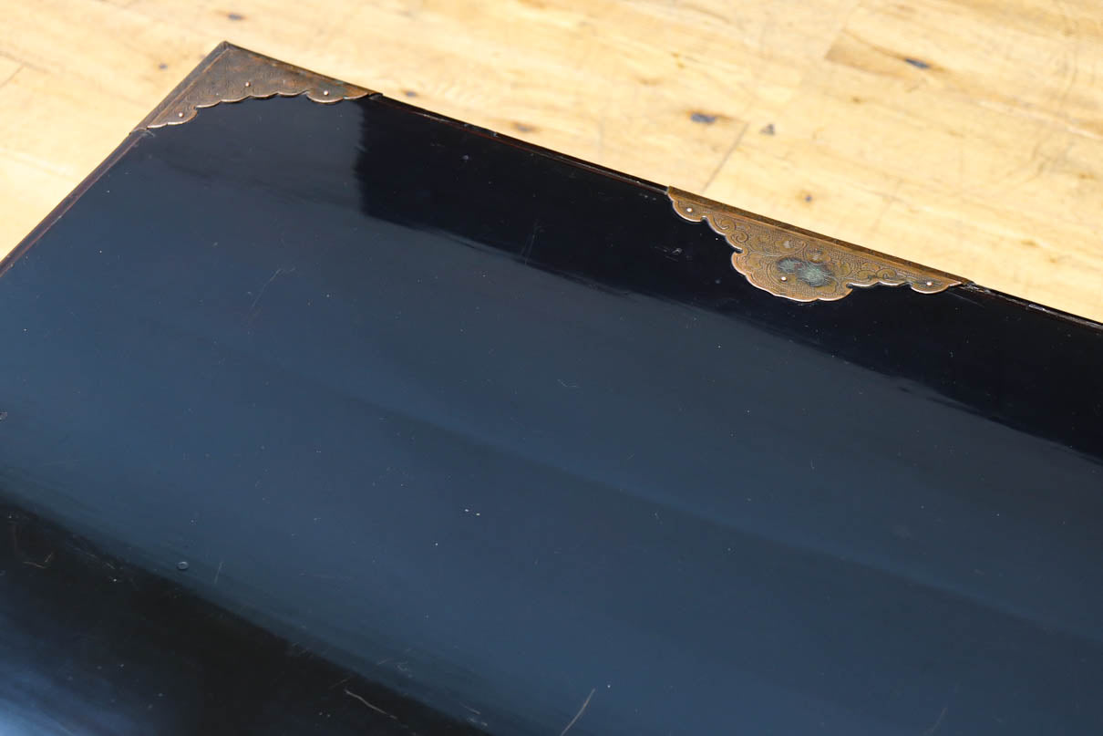 黒漆と繊細な模様入り装飾金具で風情ある挟み箱　DC8766