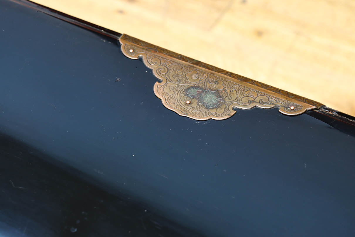 黒漆と繊細な模様入り装飾金具で風情ある挟み箱　DC8766