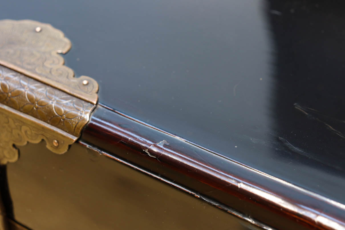 黒漆と繊細な模様入り装飾金具で風情ある挟み箱　DC8766