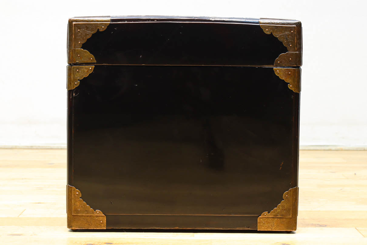 黒漆と繊細な模様入り装飾金具で風情ある挟み箱　DC8766