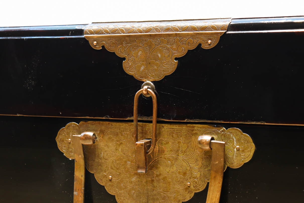 黒漆と繊細な模様入り装飾金具で風情ある挟み箱　DC8766