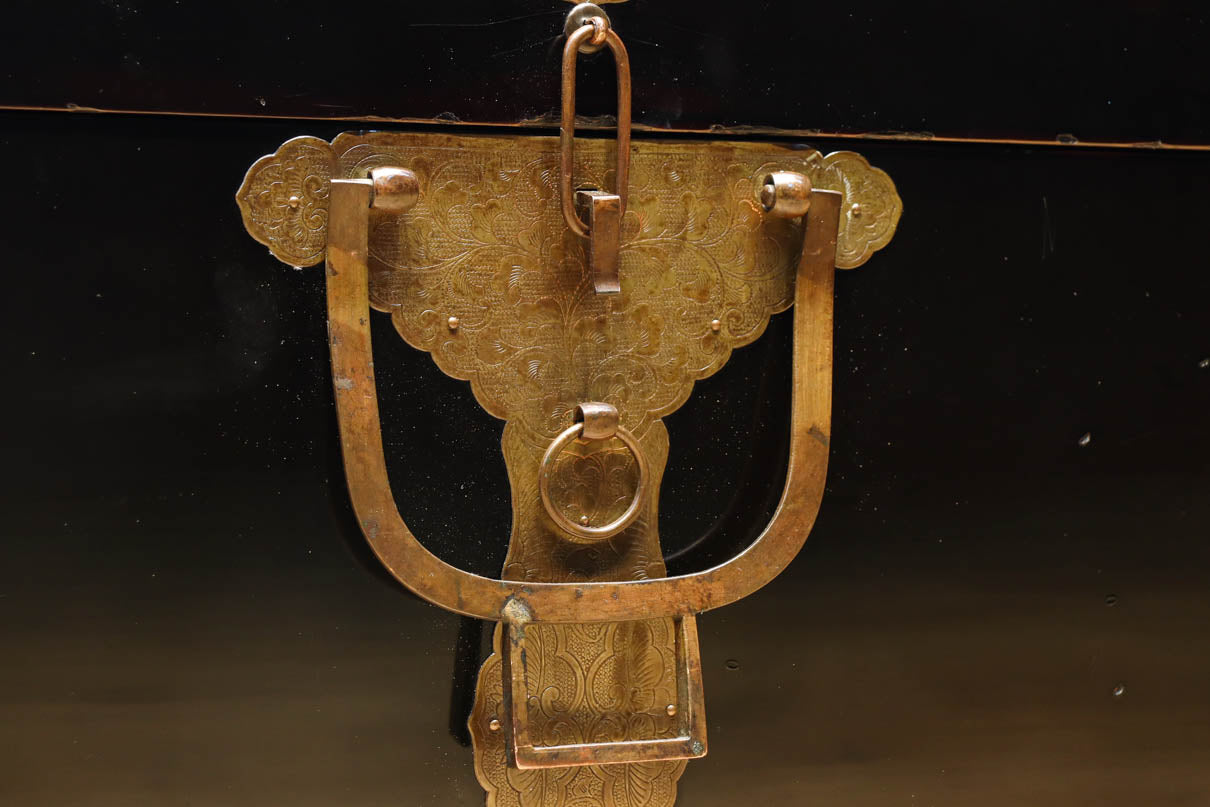 黒漆と繊細な模様入り装飾金具で風情ある挟み箱　DC8766