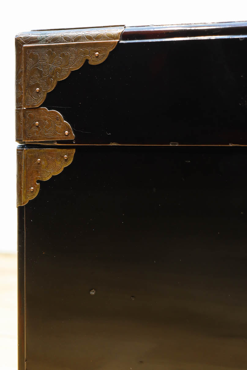 黒漆と繊細な模様入り装飾金具で風情ある挟み箱　DC8766