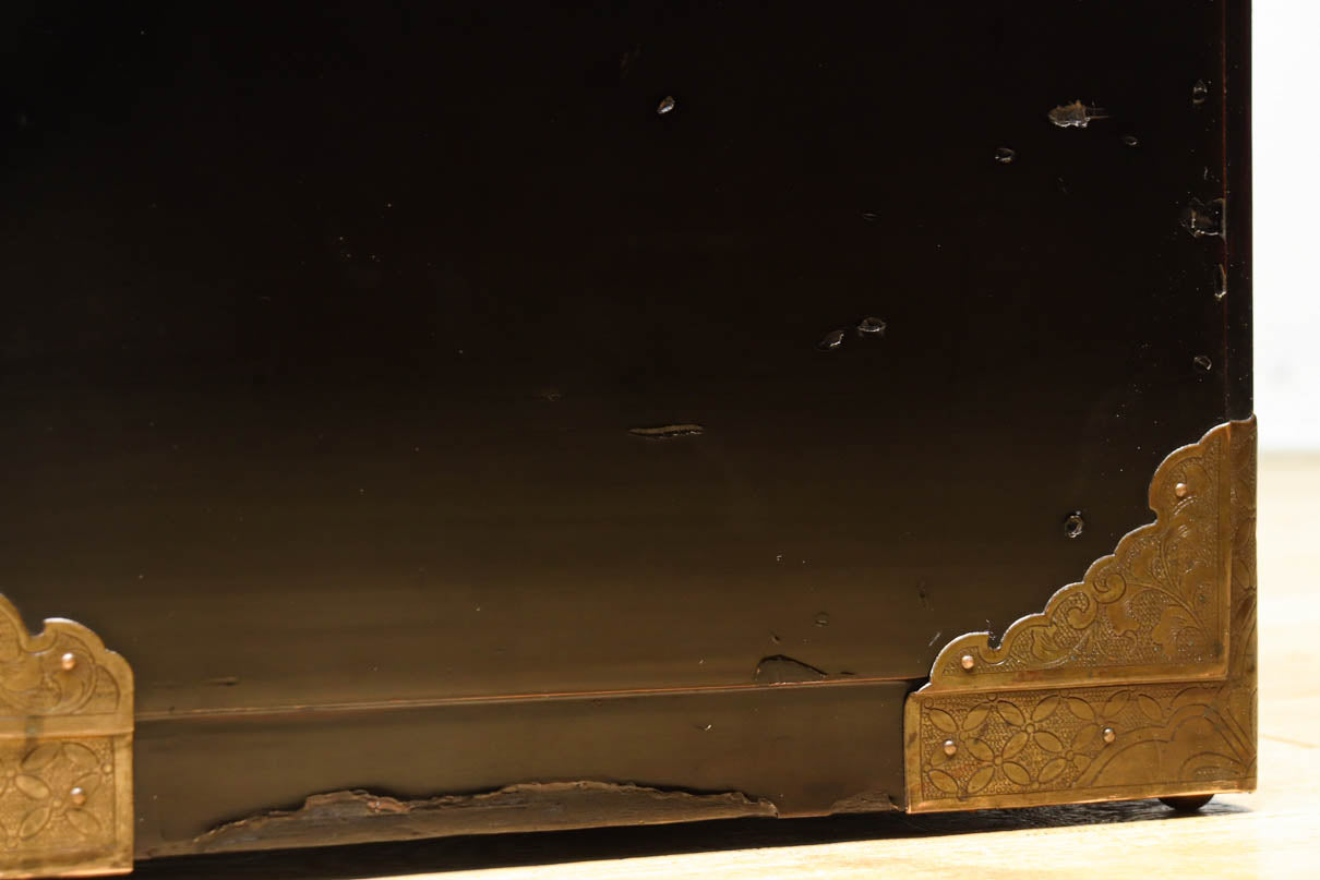 黒漆と繊細な模様入り装飾金具で風情ある挟み箱　DC8766