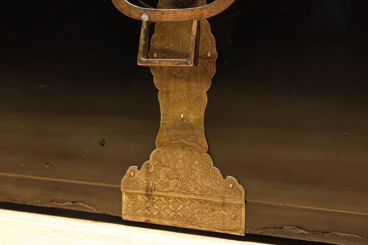 黒漆と繊細な模様入り装飾金具で風情ある挟み箱　DC8766