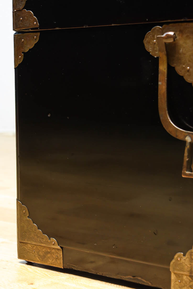 黒漆と繊細な模様入り装飾金具で風情ある挟み箱　DC8766