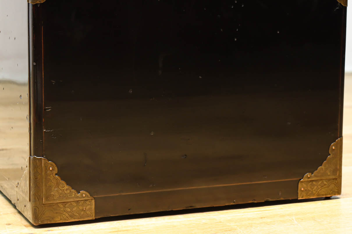 黒漆と繊細な模様入り装飾金具で風情ある挟み箱　DC8766