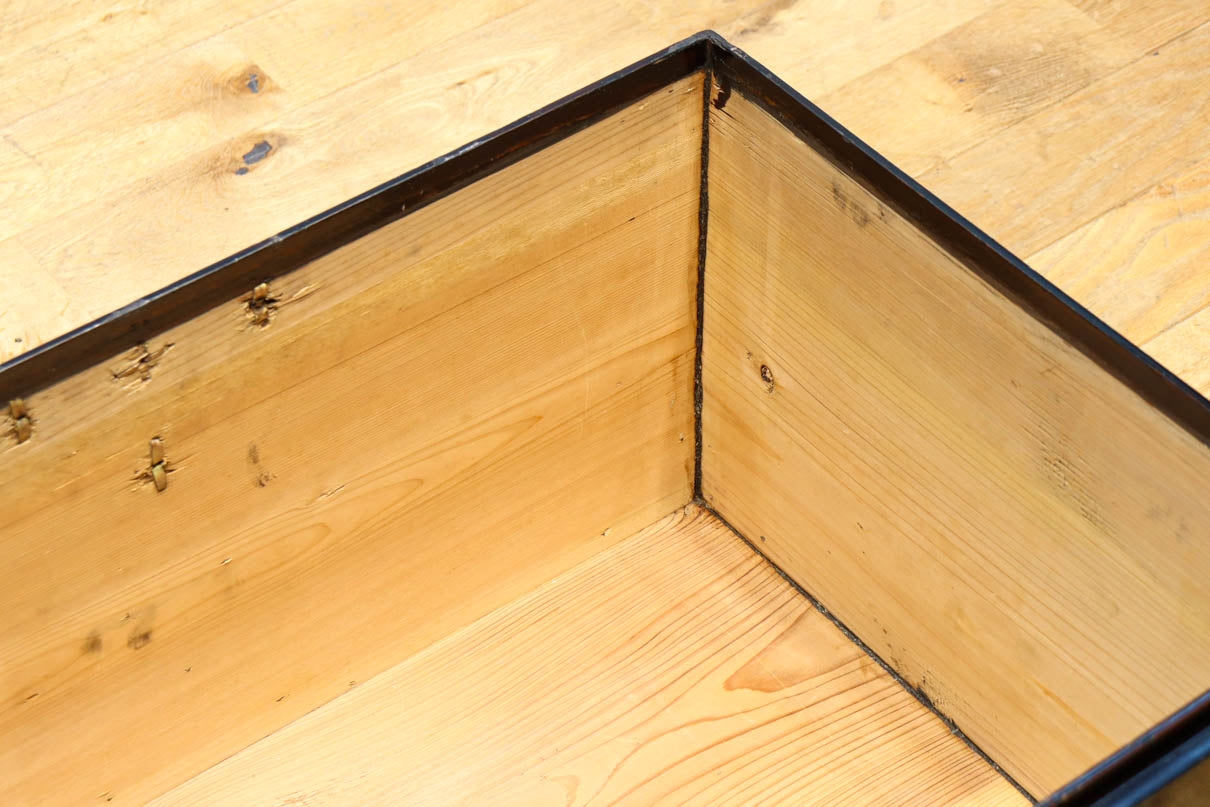 黒漆と繊細な模様入り装飾金具で風情ある挟み箱　DC8766