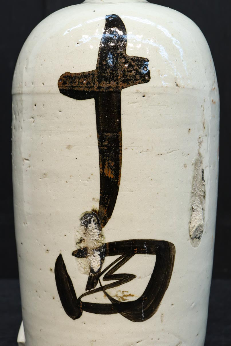 側面下に注ぎ口のあるどっしりと風格ある酒徳利　DC8787