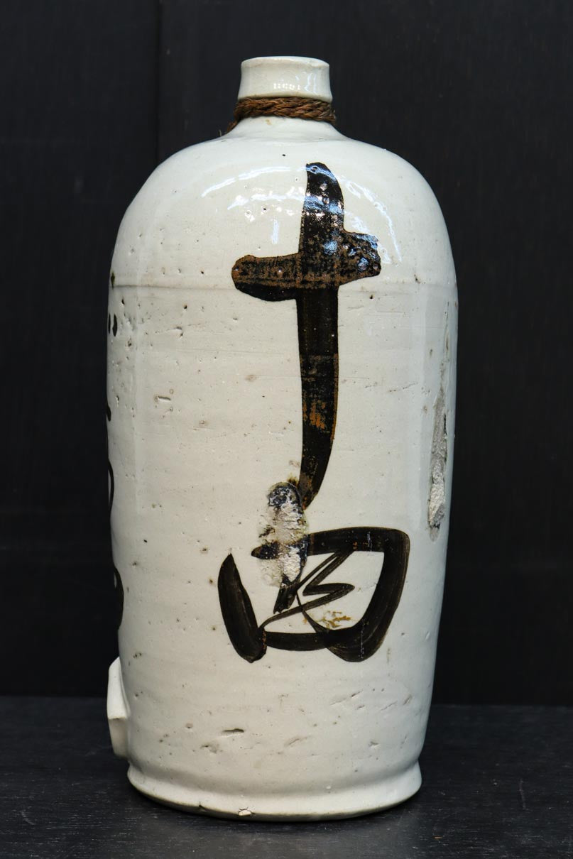 側面下に注ぎ口のあるどっしりと風格ある酒徳利　DC8787