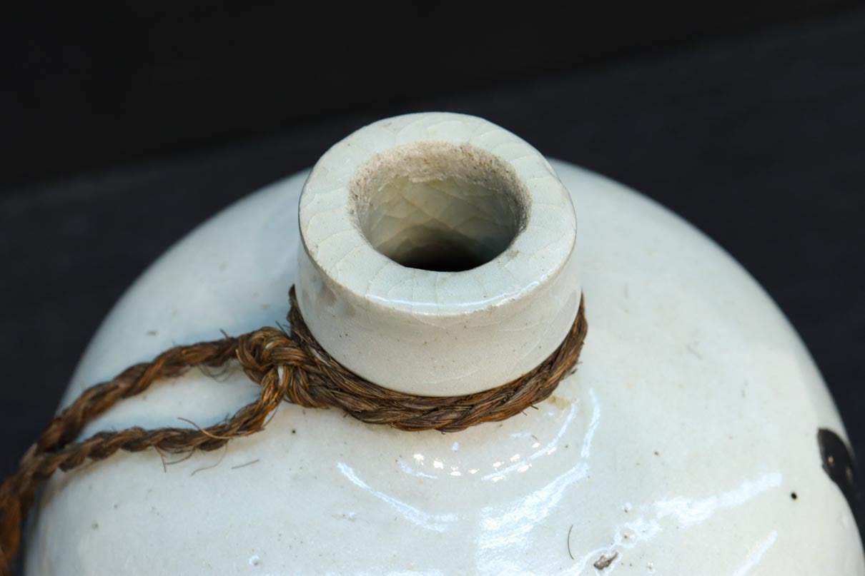 側面下に注ぎ口のあるどっしりと風格ある酒徳利　DC8787