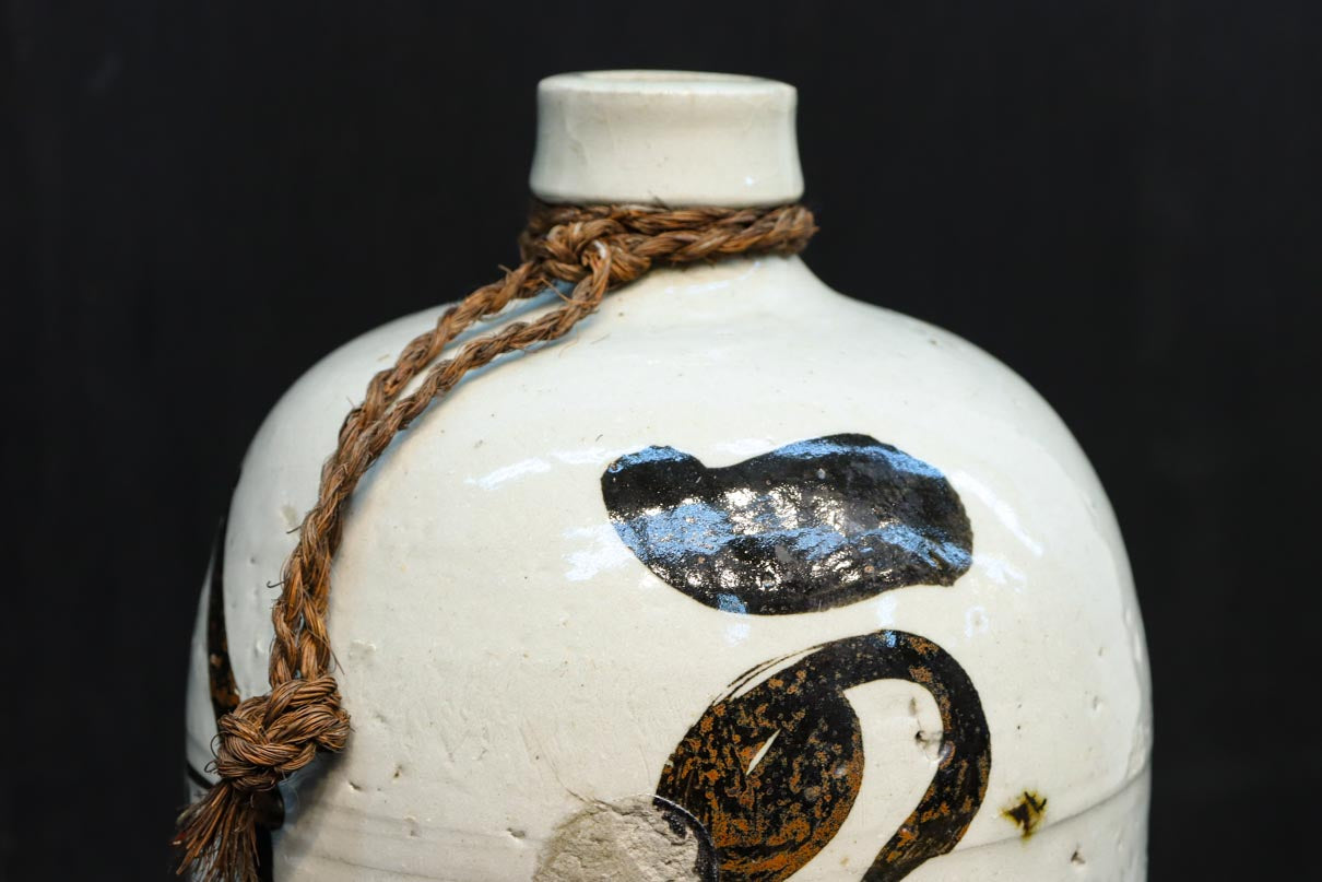 側面下に注ぎ口のあるどっしりと風格ある酒徳利　DC8787