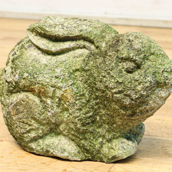 苔を纏い丸まった姿が愛くるしく風情のあるうさぎの石像 DC8788 – 古福