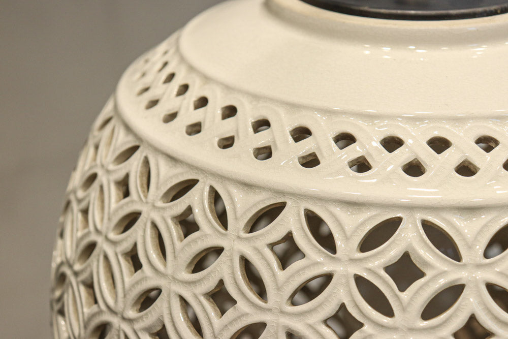 白地に浮かぶ七宝の透かし模様が美しい陶器製の電笠 DC8790 – 古福庵