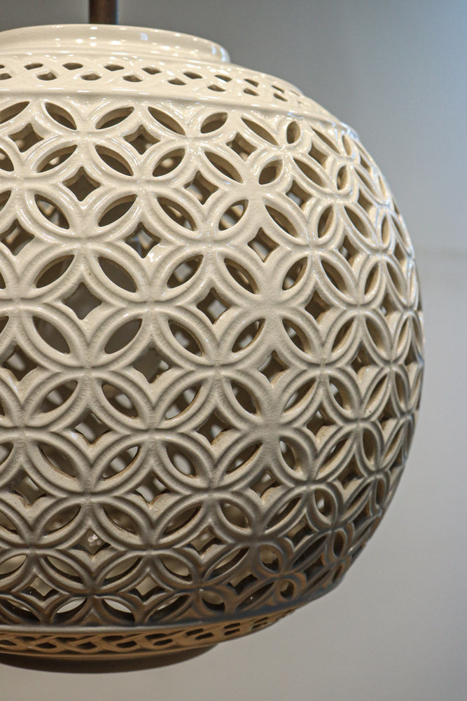 白地に浮かぶ七宝の透かし模様が美しい陶器製の電笠 DC8790 – 古福庵