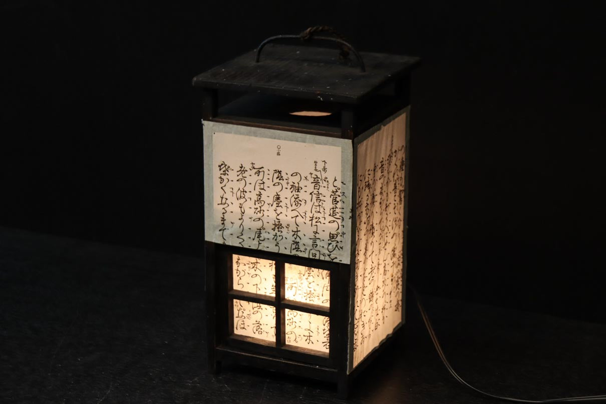 崩し文字で文章を書いた和紙付き角型行灯(あんどん)　DC8810