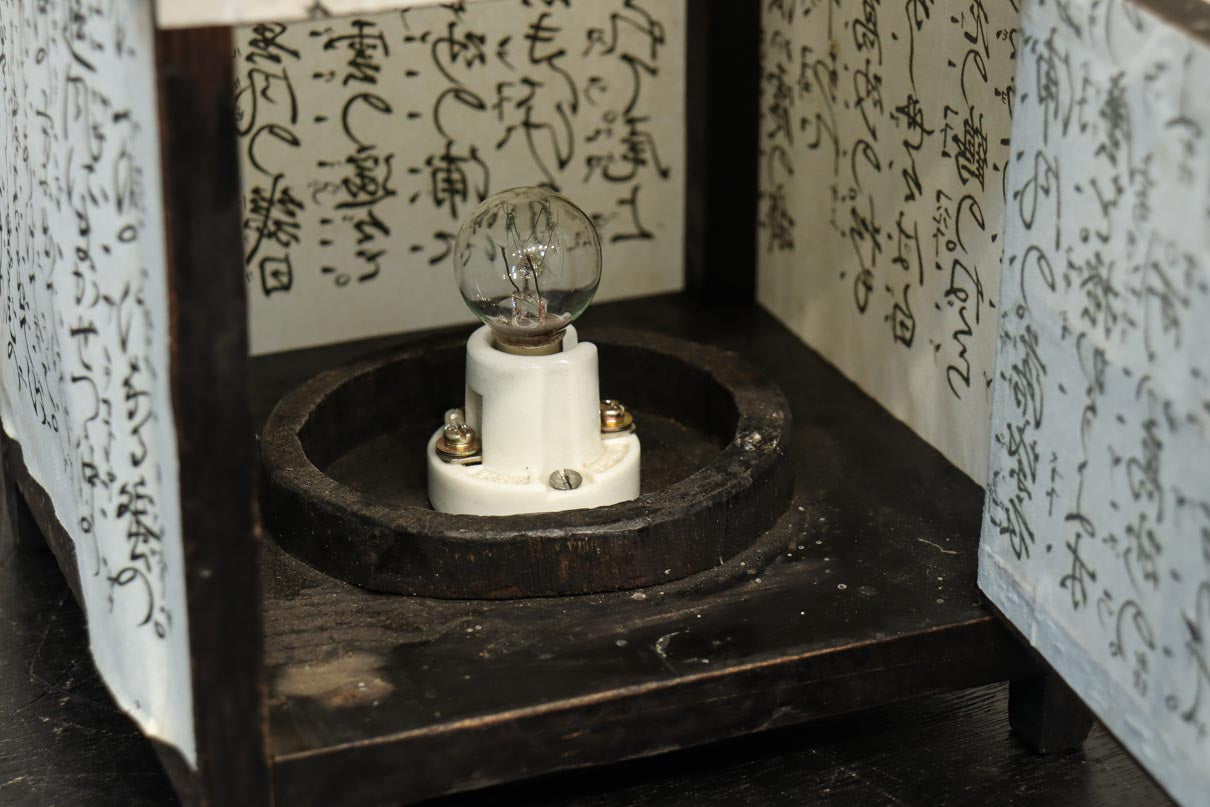 崩し文字で文章を書いた和紙付き角型行灯(あんどん)　DC8810