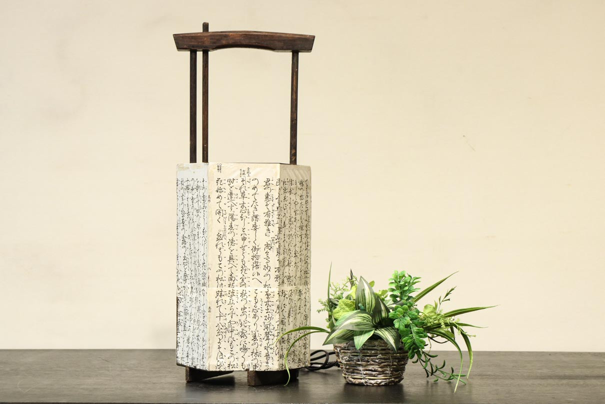 崩し文字で文章を書いた和紙付き六角型行灯(あんどん)  DC8811