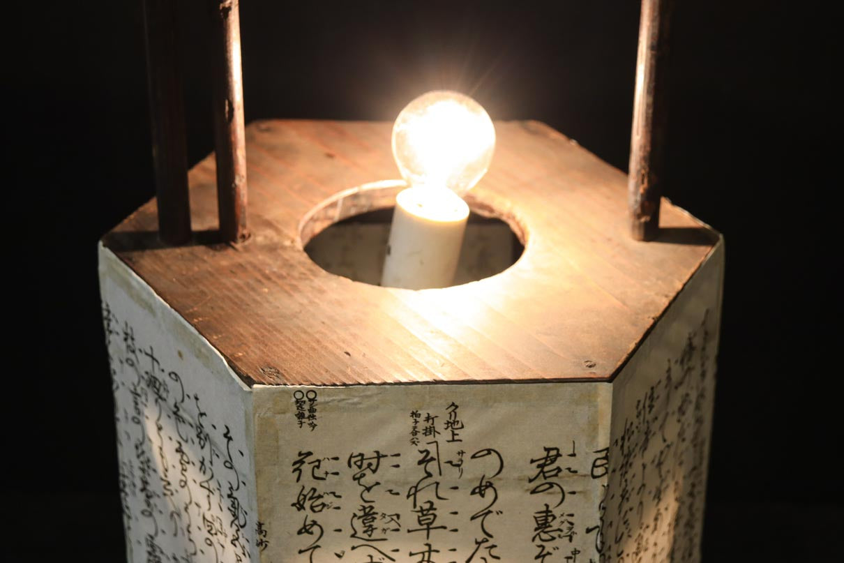 崩し文字で文章を書いた和紙付き六角型行灯(あんどん)  DC8811