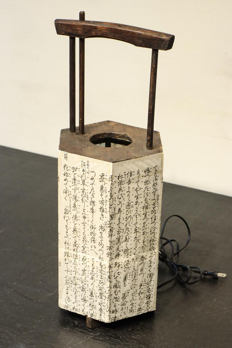 崩し文字で文章を書いた和紙付き六角型行灯(あんどん)  DC8811