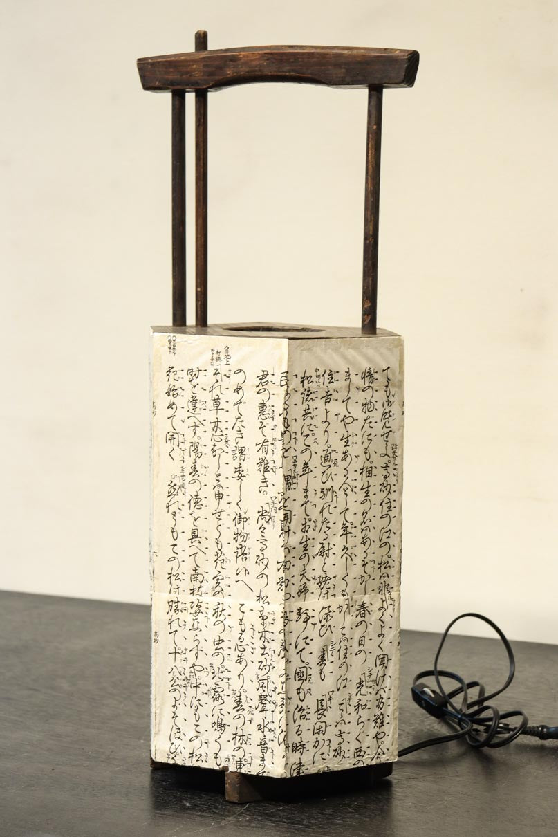 崩し文字で文章を書いた和紙付き六角型行灯(あんどん)  DC8811
