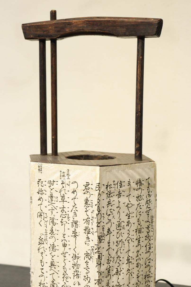 崩し文字で文章を書いた和紙付き六角型行灯(あんどん)  DC8811