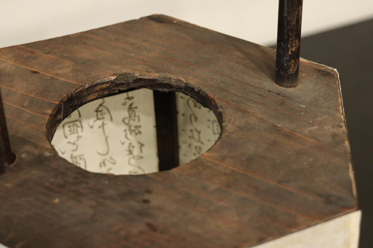 崩し文字で文章を書いた和紙付き六角型行灯(あんどん)  DC8811