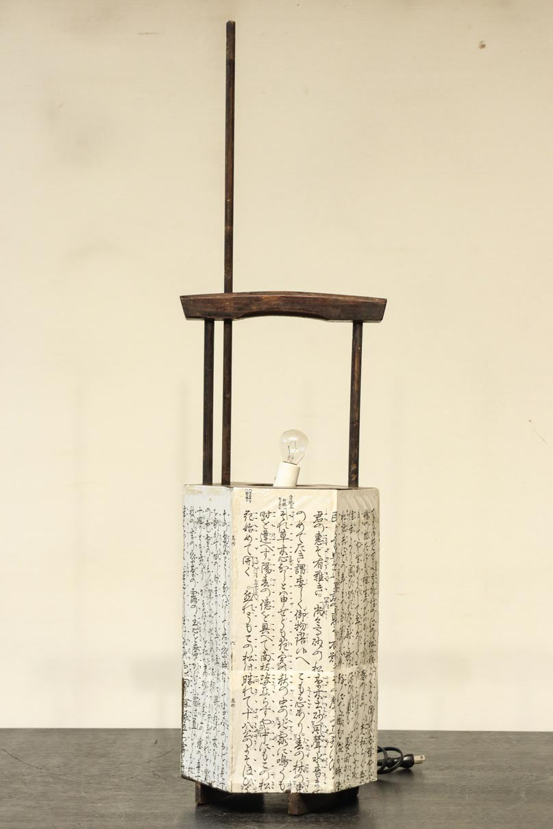 崩し文字で文章を書いた和紙付き六角型行灯(あんどん)  DC8811