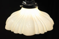 下から見上げると花の形にみえるプレスガラス電笠　DC8814