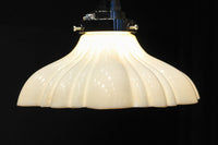 下から見上げると花の形にみえるプレスガラス電笠　DC8814